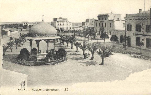 Fichier:Sfax Place du gouvernement.jpg