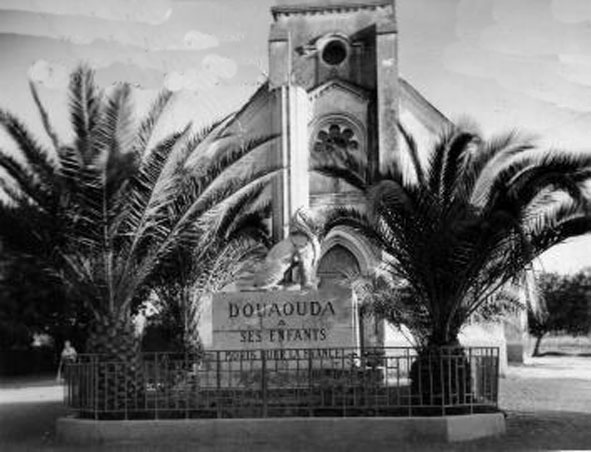 Fichier:Douaouda Eglise et Monument aux Morts.jpg