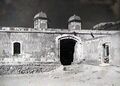 Fortin à deux tours dit Porte du Santon (1754), en bon état de conservation. Visible dans le quartier du Petit Santon (Bab El Hamra), quartier de Sidi El Houari.