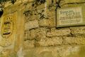 Ecusson et inscription sur le Tambour de San José. Le blason porte la date de 1738. L'inscription indique que le Tambour de San José constituait l'entrée d'un important réseau de souterrains.