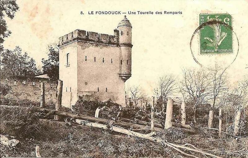Fichier:Fondouk tourelle.jpg