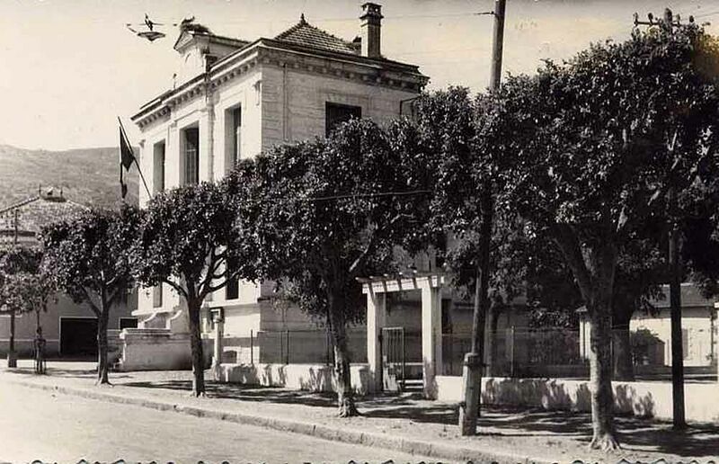 Fichier:Mairie camp-marechal 60bw.jpg