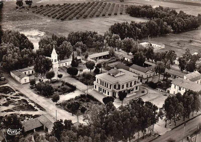 Fichier:Avion charon eglise.jpg