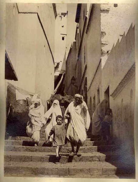 Fichier:Kasba homme femme enfant.jpg