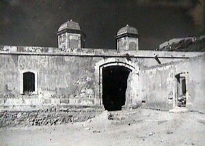 Oran espagnole fort porte santon.jpg